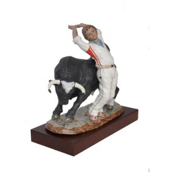 Figuras de porcelana de un toro, con recortador en blanco con peana  serie limitada