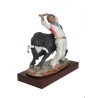 Figurine di porcellana un toro, con trimmer stanno serie limitata bianco