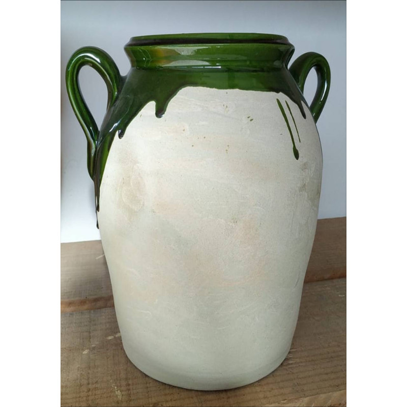 Tinaja de ceramica artesanal. hecha a mano