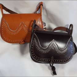 Bolso bandolera en cuero oscuro. con bolsillo. hecho a mano. moda clásica. regalo. serie exclusiva